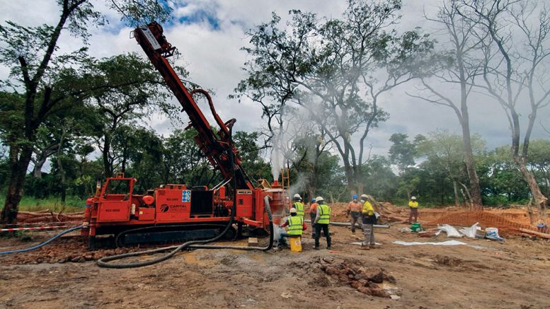 Khoan s&acirc;u gần 400m dưới l&ograve;ng đất, ph&aacute;t hiện th&acirc;n quặng v&agrave;ng - đồng chất lượng cao, mở ra kỳ vọng khai th&aacute;c quy m&ocirc; lớn - Ảnh 1.