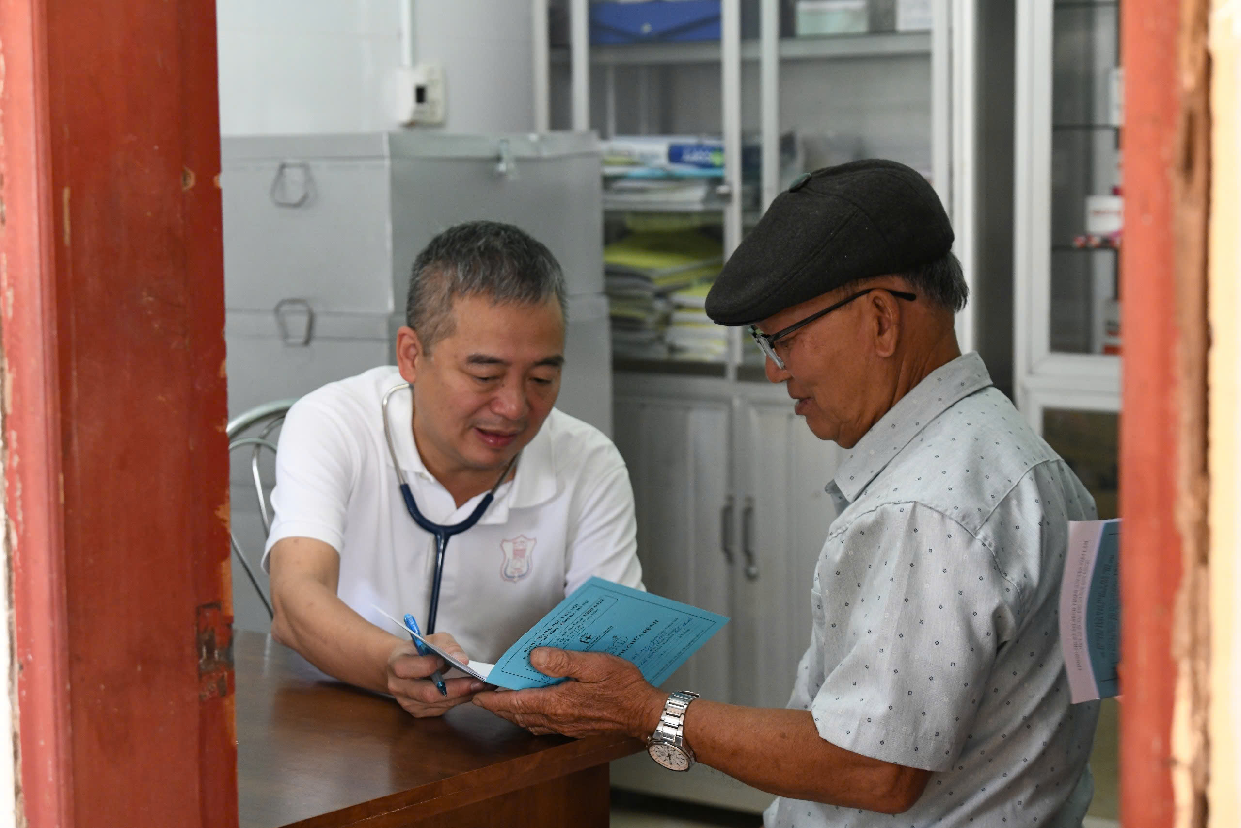 Kh&aacute;m bệnh, cấp ph&aacute;t thuốc v&agrave; tuy&ecirc;n truyền ph&ograve;ng, chống ma t&uacute;y tại Quảng Trị - Ảnh 1.