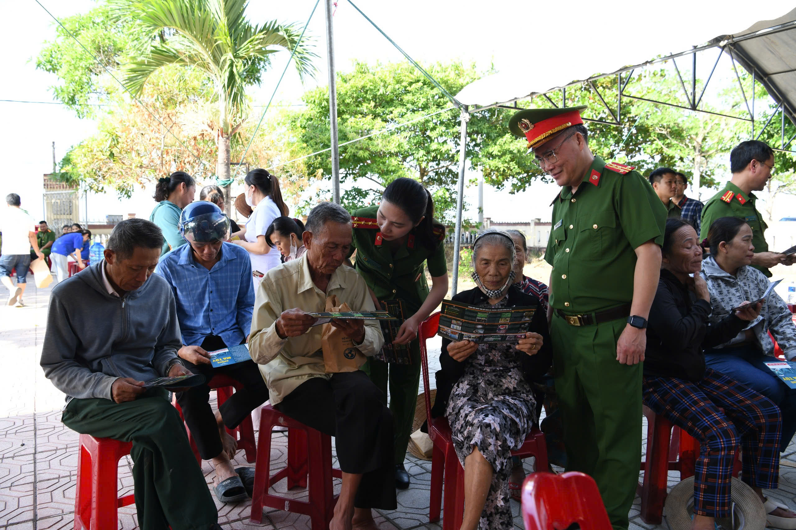 Kh&aacute;m bệnh, cấp ph&aacute;t thuốc v&agrave; tuy&ecirc;n truyền ph&ograve;ng, chống ma t&uacute;y tại Quảng Trị - Ảnh 2.