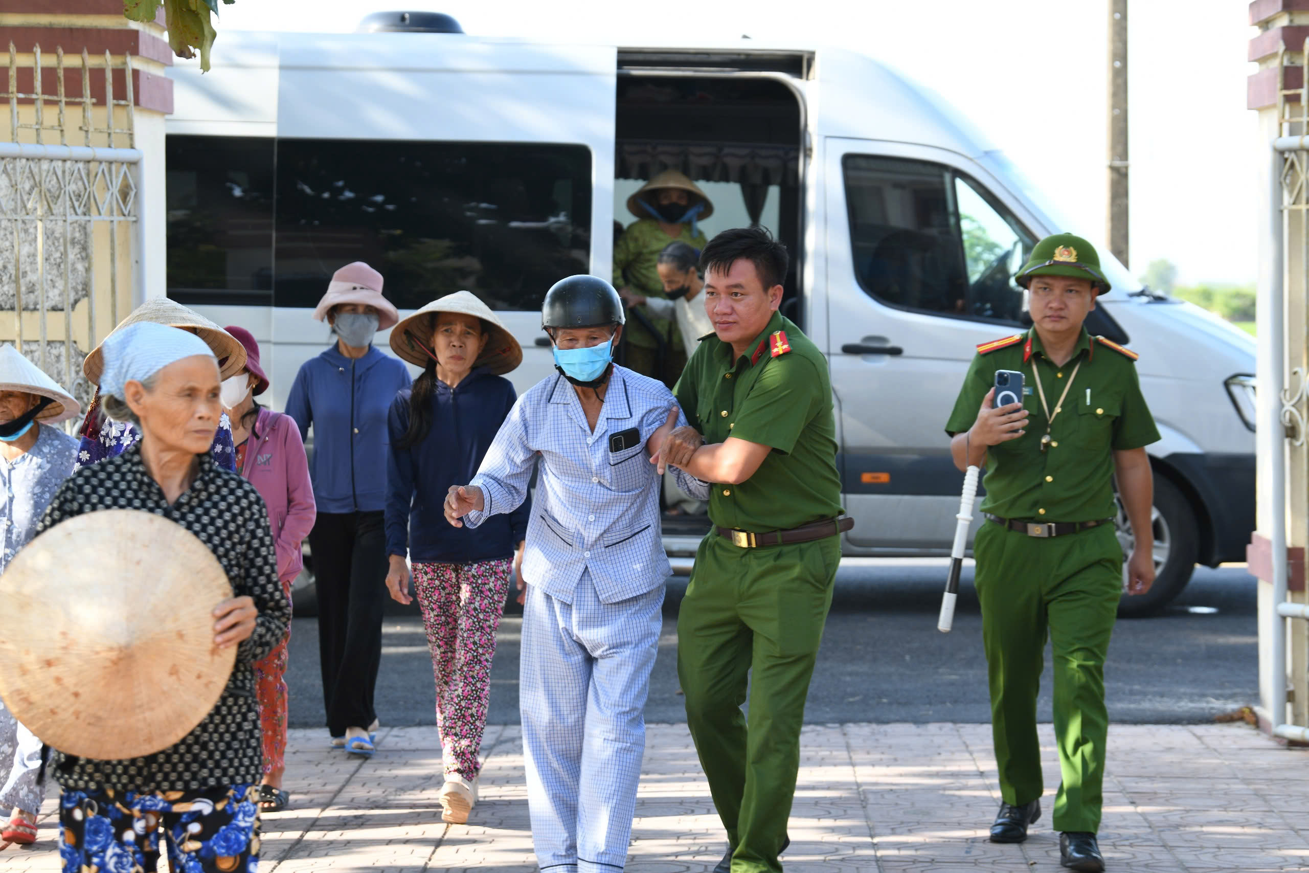 Kh&aacute;m bệnh, cấp ph&aacute;t thuốc v&agrave; tuy&ecirc;n truyền ph&ograve;ng, chống ma t&uacute;y tại Quảng Trị - Ảnh 7.