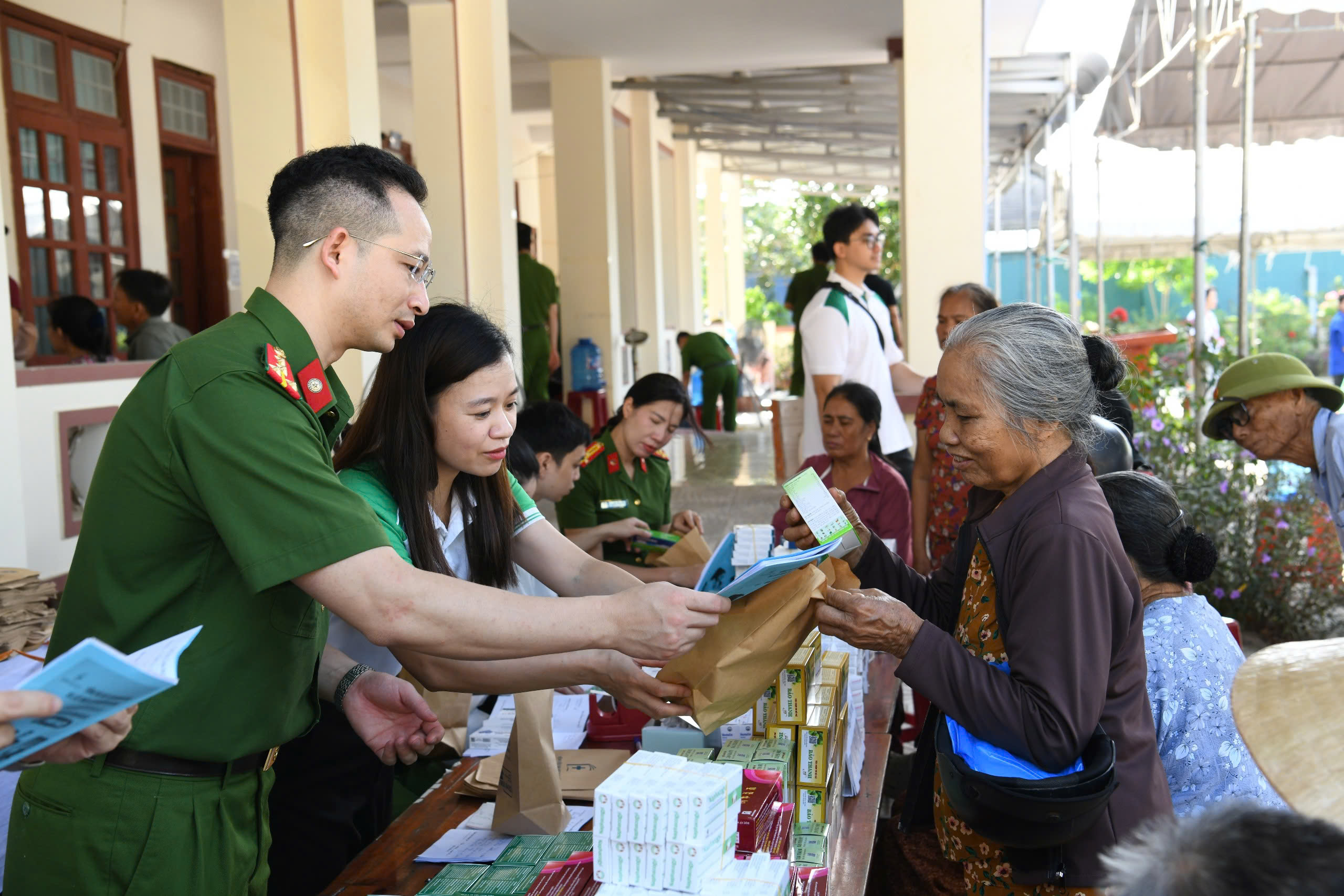 Kh&aacute;m bệnh, cấp ph&aacute;t thuốc v&agrave; tuy&ecirc;n truyền ph&ograve;ng, chống ma t&uacute;y tại Quảng Trị - Ảnh 5.