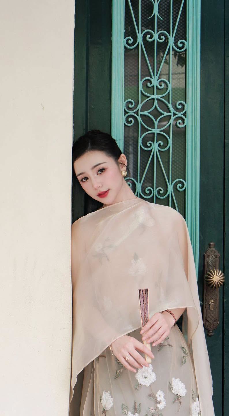 Quỳnh Nga tình tứ bên Việt Anh tại sinh nhật Vân Hugo - Ảnh 4.