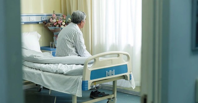 Nằm viện 7 ng&agrave;y, nh&igrave;n th&aacute;i độ của 3 con, t&ocirc;i mới hiểu: Tuổi gi&agrave; muốn an nh&agrave;n phải giữ chặt 3 thứ - Ảnh 1.