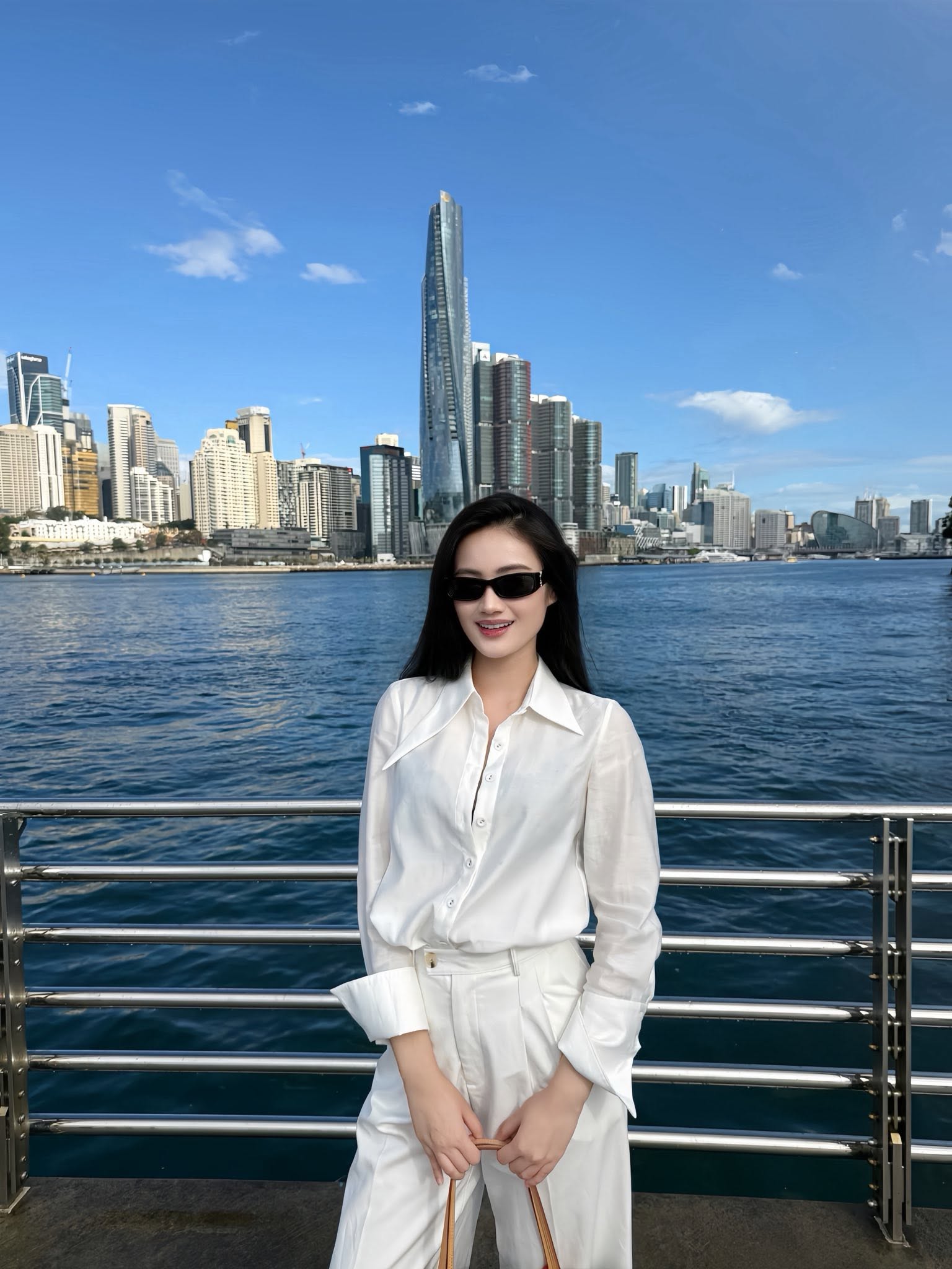 Hoa hậu Huỳnh Trần &Yacute; Nhi gợi cảm ở tuổi 24 - Ảnh 4.