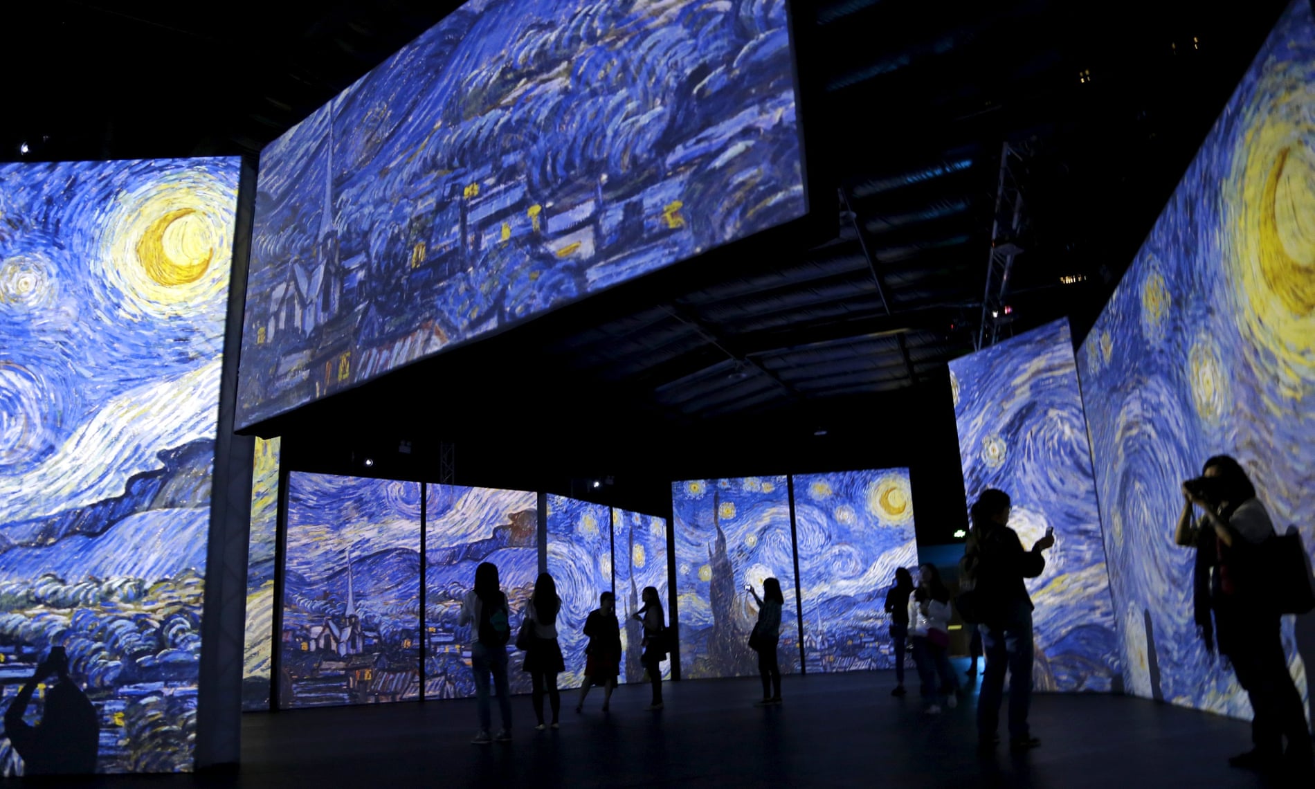 B&iacute; mật ly kỳ nhất trong bức tranh Đ&ecirc;m đầy sao của Van Gogh - Ảnh 1.