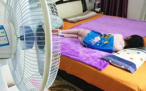 Bí quyết làm sạch vết mốc lâu ngày trên áo màu nhanh chóng và hiệu quả - Ảnh 4.