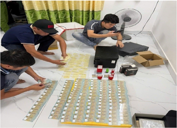 Khởi tố kẻ cầm đầu sản xuất, mua b&aacute;n con dấu, giấy tờ giả tr&ecirc;n kh&ocirc;ng gian mạng - Ảnh 2.