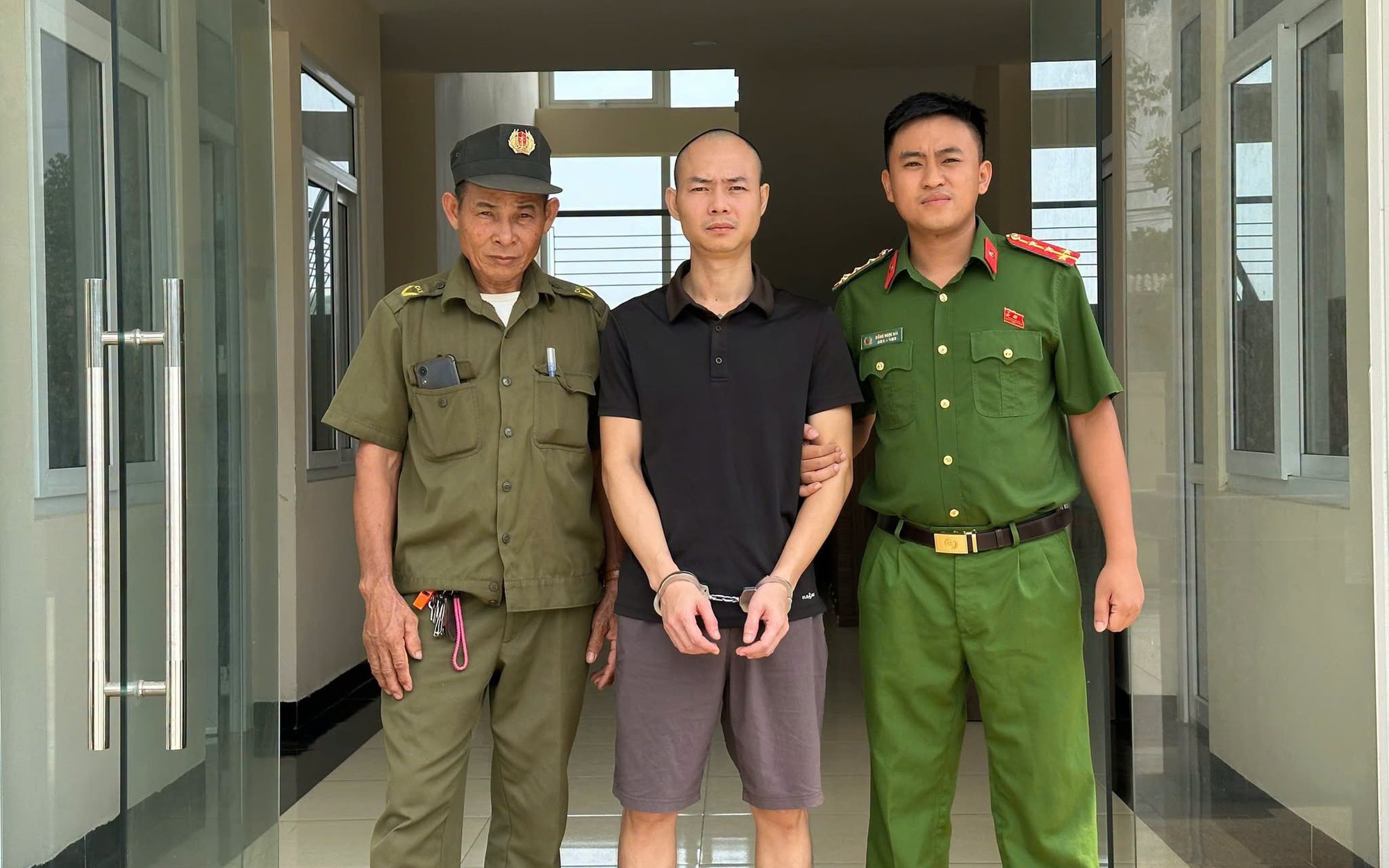H&agrave; Nội: C&ocirc;ng an điều tra vụ người đ&agrave;n &ocirc;ng xăm trổ h&agrave;nh hung nam thanh ni&ecirc;n - Ảnh 2.
