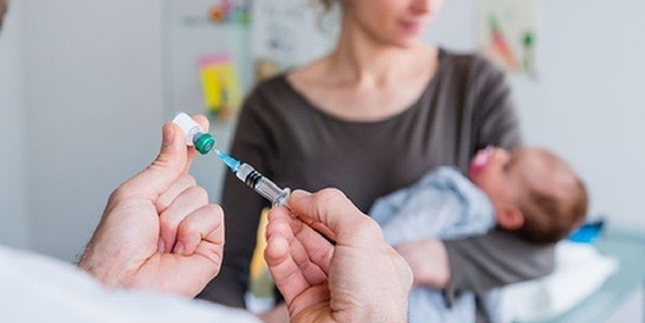 Ti&ecirc;m vaccine vi&ecirc;m gan B: C&aacute;ch tốt nhất để ngăn chặn l&acirc;y truyền từ mẹ sang con - Ảnh 1.