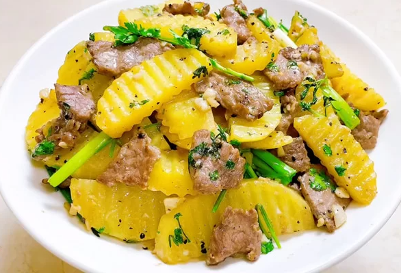 Sau vụ 4 người nghi ngộ độc v&igrave; ăn khoai t&acirc;y mọc mầm: Thấy dấu hiệu n&agrave;y tr&ecirc;n củ khoai t&acirc;y, h&atilde;y bỏ ngay - Ảnh 2.