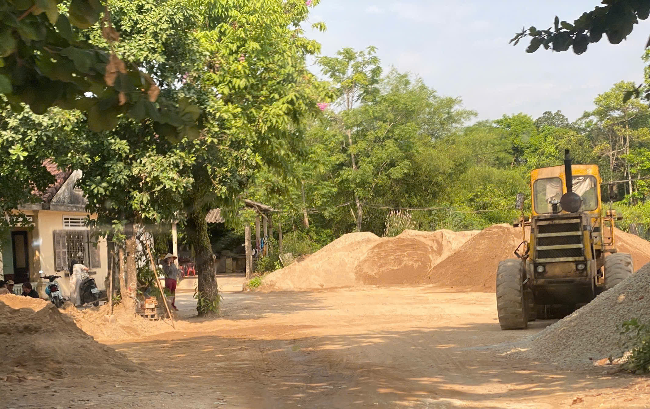 'Loạn' bãi tập kết cát sạn, vật liệu xây dựng ở Huế - Ảnh 3.