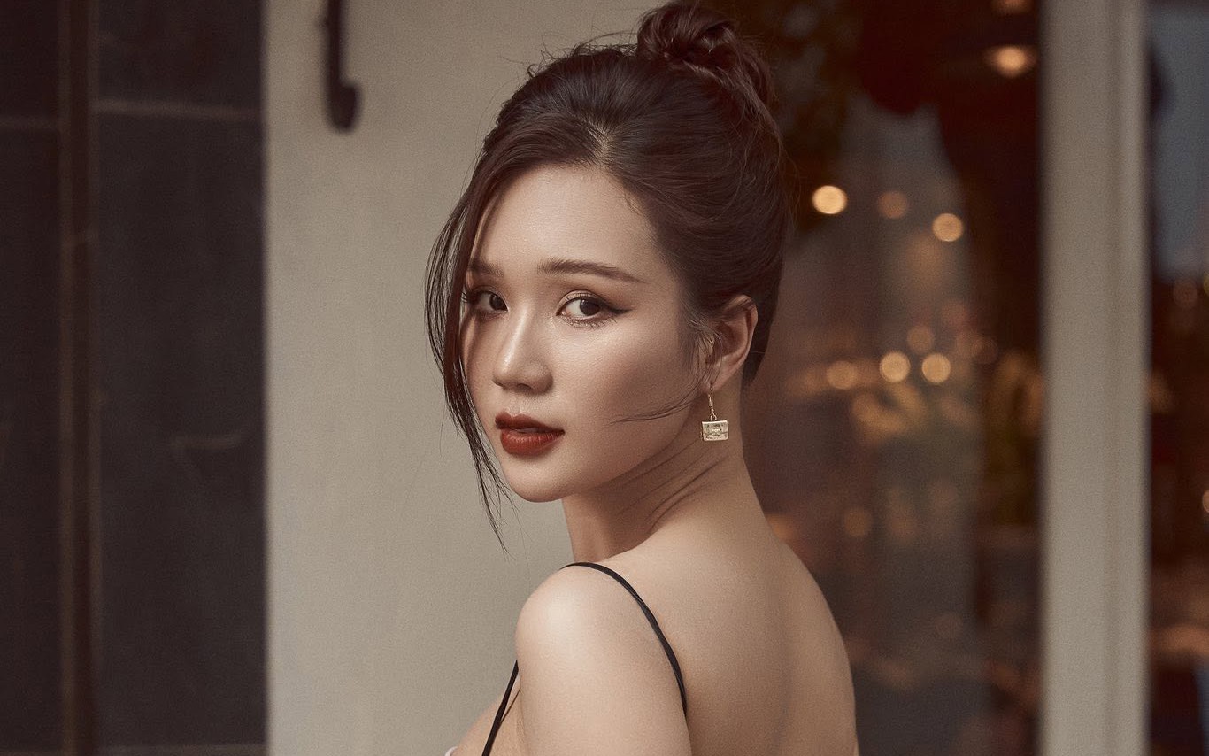 Mỹ nh&acirc;n 'vũ trụ' VFC khoe nhan sắc 'g&aacute;i một con' tr&ecirc;n phố H&agrave;ng Vải - Ảnh 1.