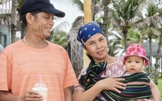 Biểu cảm h&agrave;i hước của con g&aacute;i H'Hen Ni&ecirc; khi 'khoe' chiếc răng sữa đầu ti&ecirc;n - Ảnh 1.