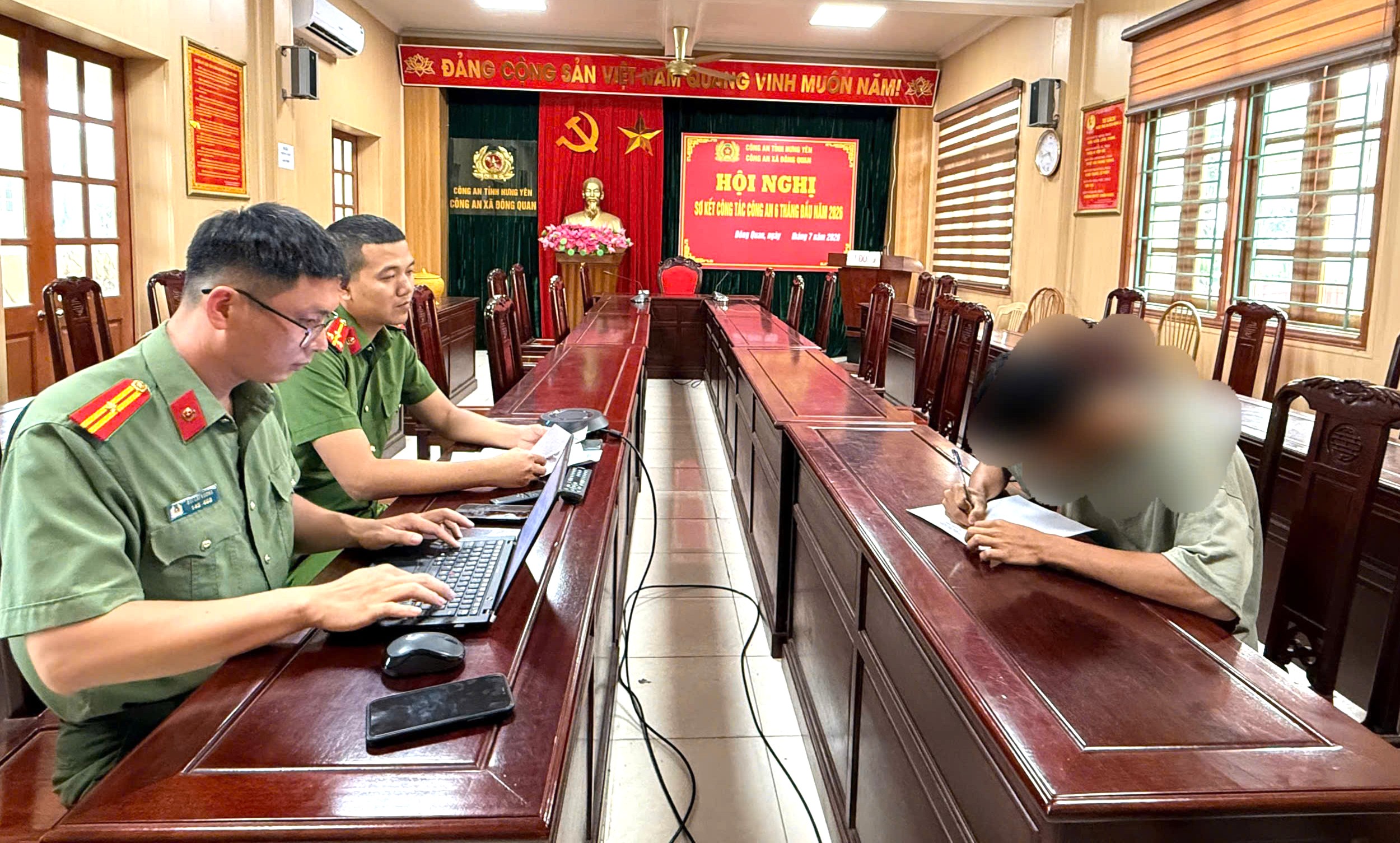 Thiếu ni&ecirc;n 15 tuổi đăng tải tr&ecirc;n tiktok th&aacute;ch thức C&ocirc;ng an x&atilde;   - Ảnh 1.