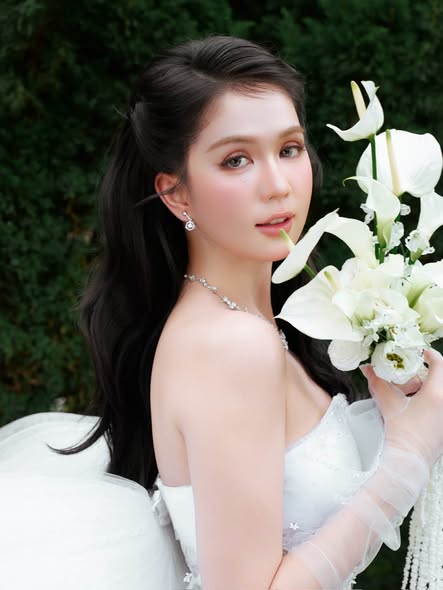 Phương Oanh xinh tươi rạng rỡ sau ' sự cố ' , Ngọc Trinh thu h&uacute;t với v&aacute;y cưới - Ảnh 1.