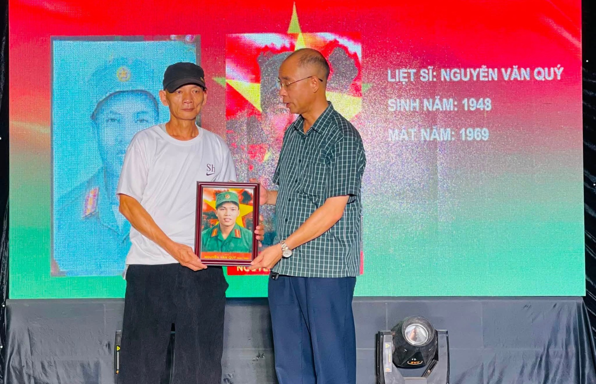 Hơn 60 bức ảnh liệt sĩ được nh&oacute;m sinh vi&ecirc;n phục dựng: Thắp s&aacute;ng đạo l&yacute; 'Uống nước nhớ nguồn'- Ảnh 3.