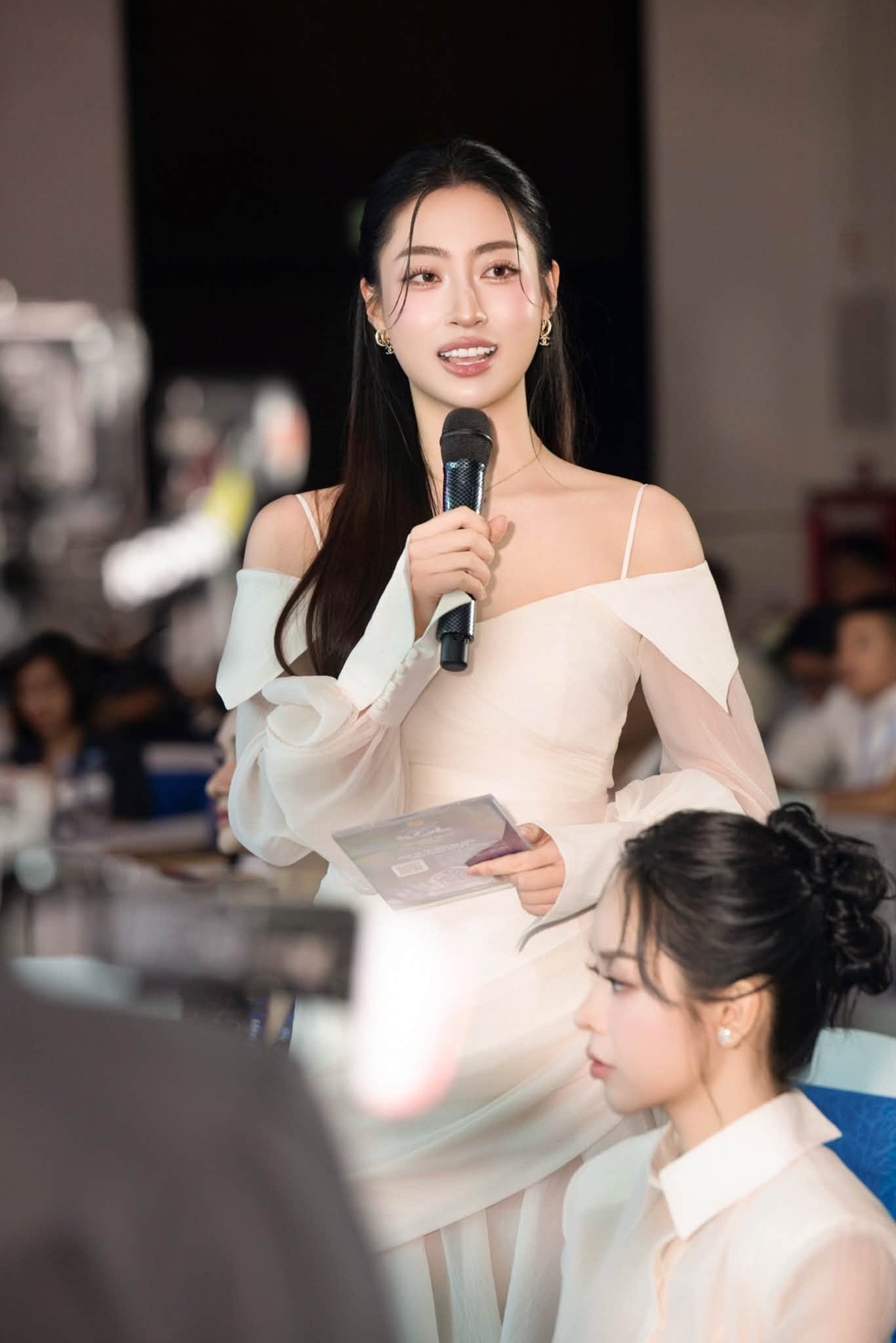 Thanh thủy v&agrave; Lương th&ugrave;y Linh ' đọ sắc ' với nhan sắc cuốn h&uacute;t tại H&agrave; Nội 2026 - Ảnh 4.