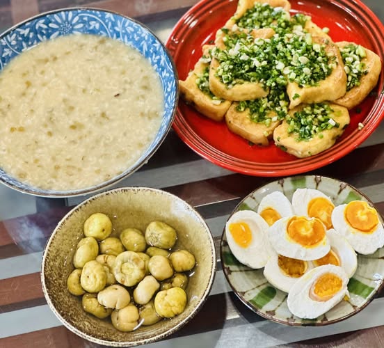 M&oacute;n ch&aacute;o b&igrave;nh d&acirc;n l&agrave; đặc sản H&agrave; Nội, ăn nguội mới ngon, gi&uacute;p giải nhiệt ng&agrave;y h&egrave; - Ảnh 1.