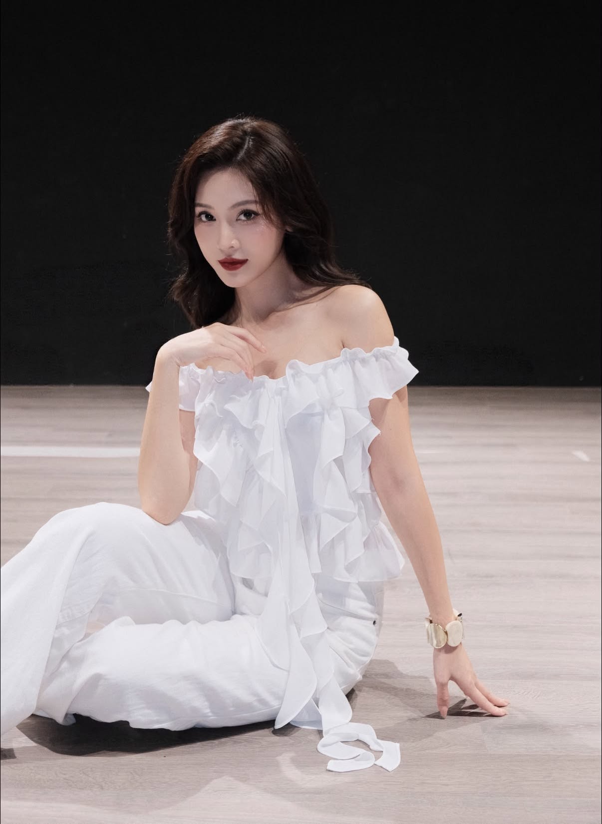 Nữ diễn vi&ecirc;n qu&ecirc; Quảng Ninh bạn g&aacute;i &ocirc;ng tr&ugrave;m trong phim 'Lửa trắng', l&agrave; diễn vi&ecirc;n m&uacute;a từng đ&oacute;ng 'G&aacute;i ng&agrave;n đ&ocirc;' - Ảnh 1.