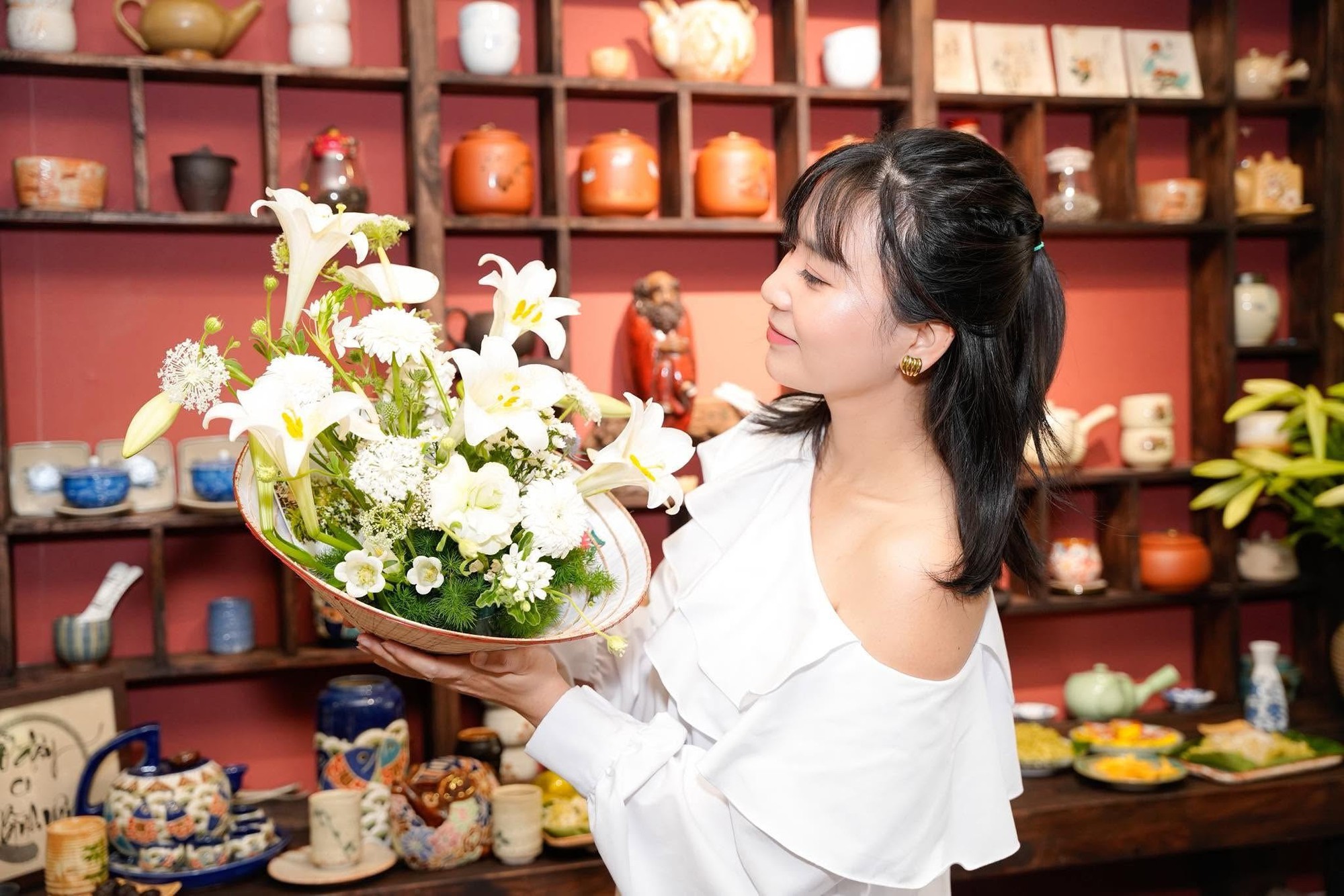 Mẹ ở H&agrave; Nội c&oacute; căn bếp l&uacute;c n&agrave;o cũng gọn như mới: Chỉ nhờ 3 nguy&ecirc;n tắc "giấu đồ", việc nấu nướng v&agrave; dọn dẹp nhẹ t&ecirc;nh- Ảnh 1.