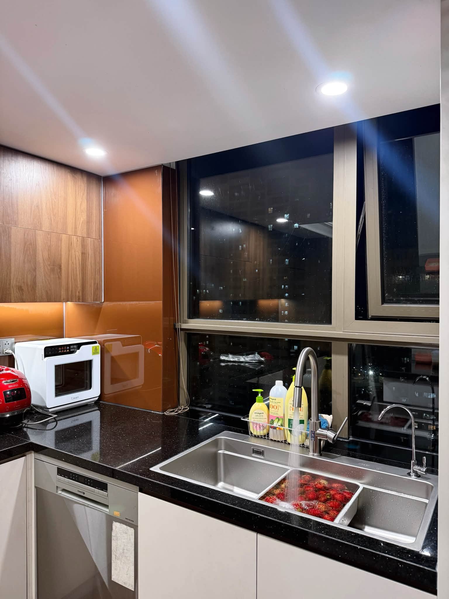 Mẹ ở H&agrave; Nội c&oacute; căn bếp l&uacute;c n&agrave;o cũng gọn như mới: Chỉ nhờ 3 nguy&ecirc;n tắc "giấu đồ", việc nấu nướng v&agrave; dọn dẹp nhẹ t&ecirc;nh- Ảnh 3.