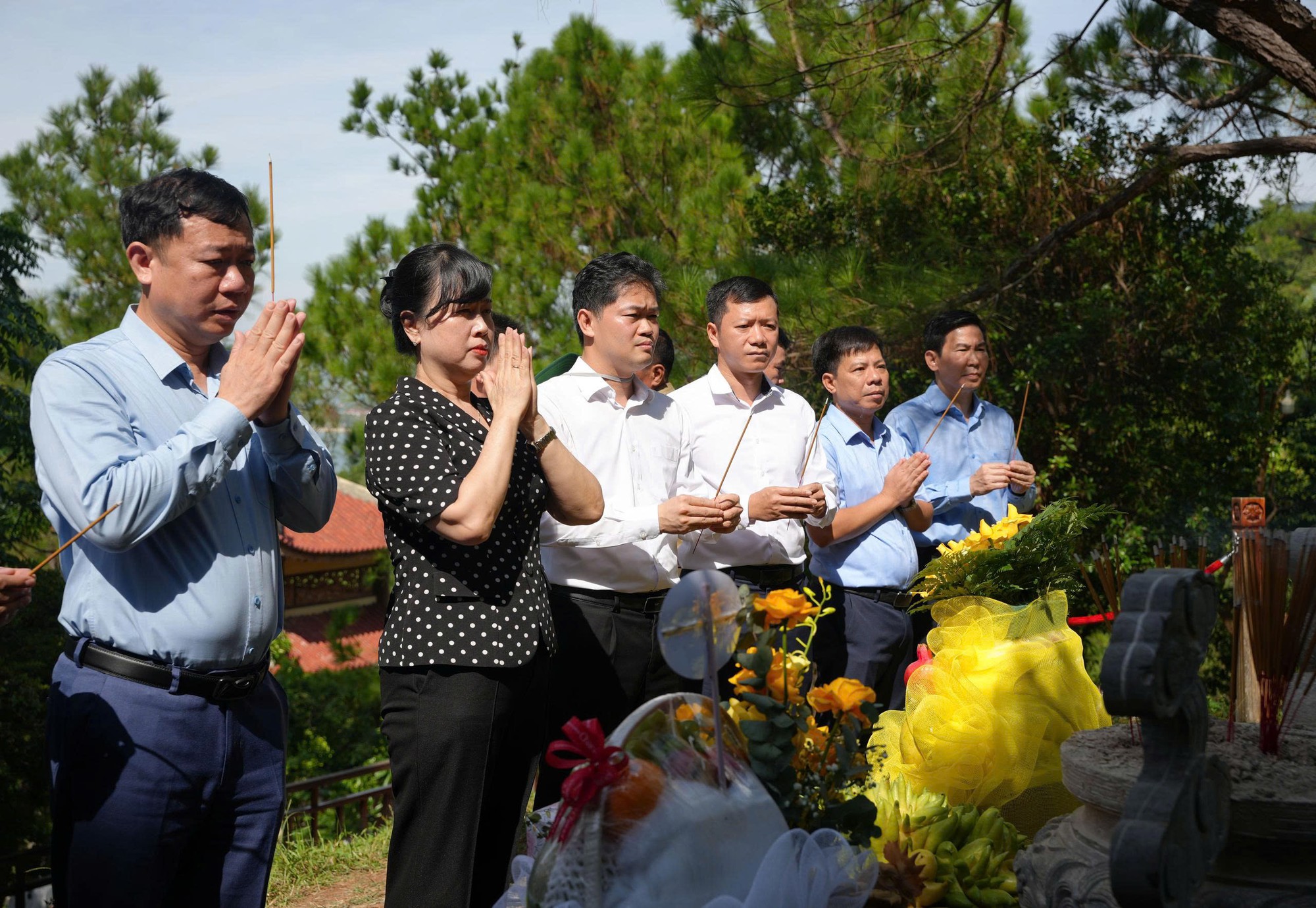 Bộ trưởng Đ&agrave;o Hồng Lan v&agrave; đo&agrave;n c&ocirc;ng t&aacute;c Bộ Y tế tri &acirc;n anh h&ugrave;ng, liệt sĩ, gia đ&igrave;nh ch&iacute;nh s&aacute;ch tại c&aacute;c tỉnh miền Trung- Ảnh 9.
