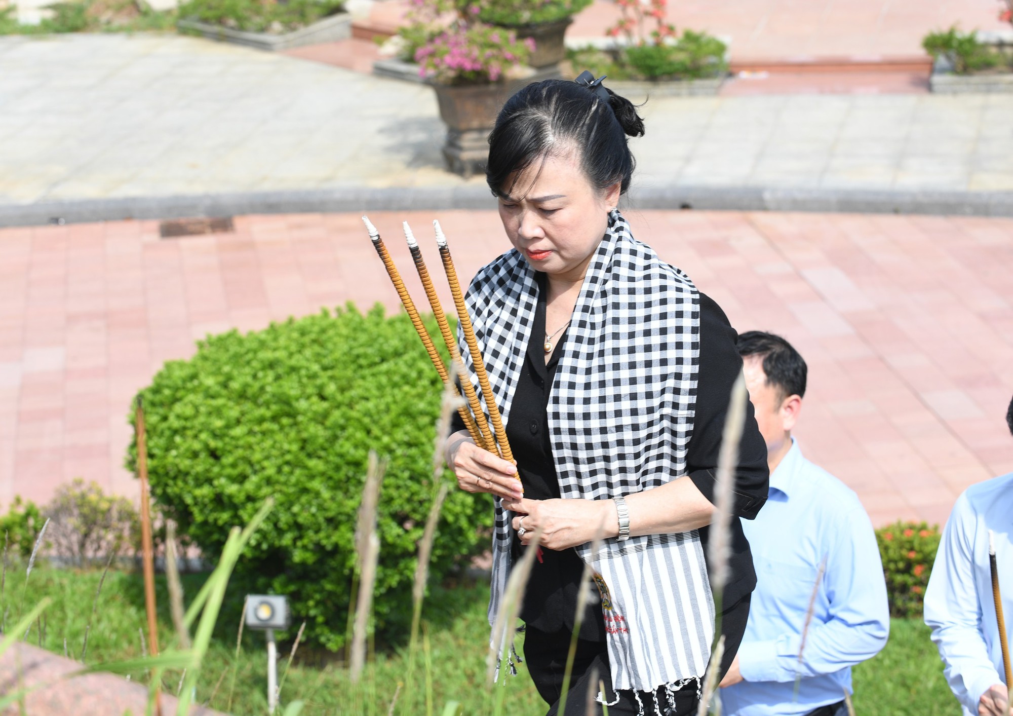 Bộ trưởng Đ&agrave;o Hồng Lan v&agrave; đo&agrave;n c&ocirc;ng t&aacute;c Bộ Y tế tri &acirc;n anh h&ugrave;ng, liệt sĩ, gia đ&igrave;nh ch&iacute;nh s&aacute;ch tại c&aacute;c tỉnh miền Trung- Ảnh 4.