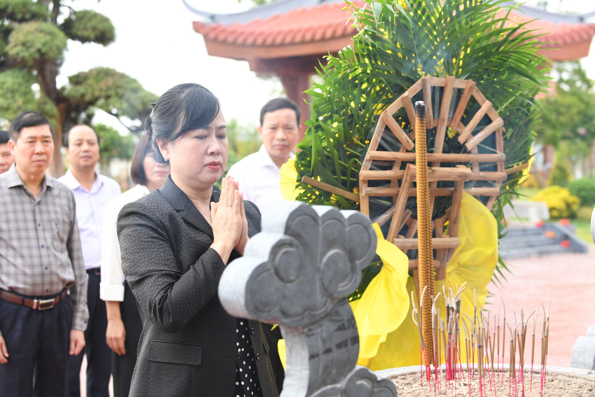 Bộ trưởng Đ&agrave;o Hồng Lan v&agrave; đo&agrave;n c&ocirc;ng t&aacute;c Bộ Y tế tri &acirc;n anh h&ugrave;ng, liệt sĩ, gia đ&igrave;nh ch&iacute;nh s&aacute;ch tại c&aacute;c tỉnh miền Trung- Ảnh 8.