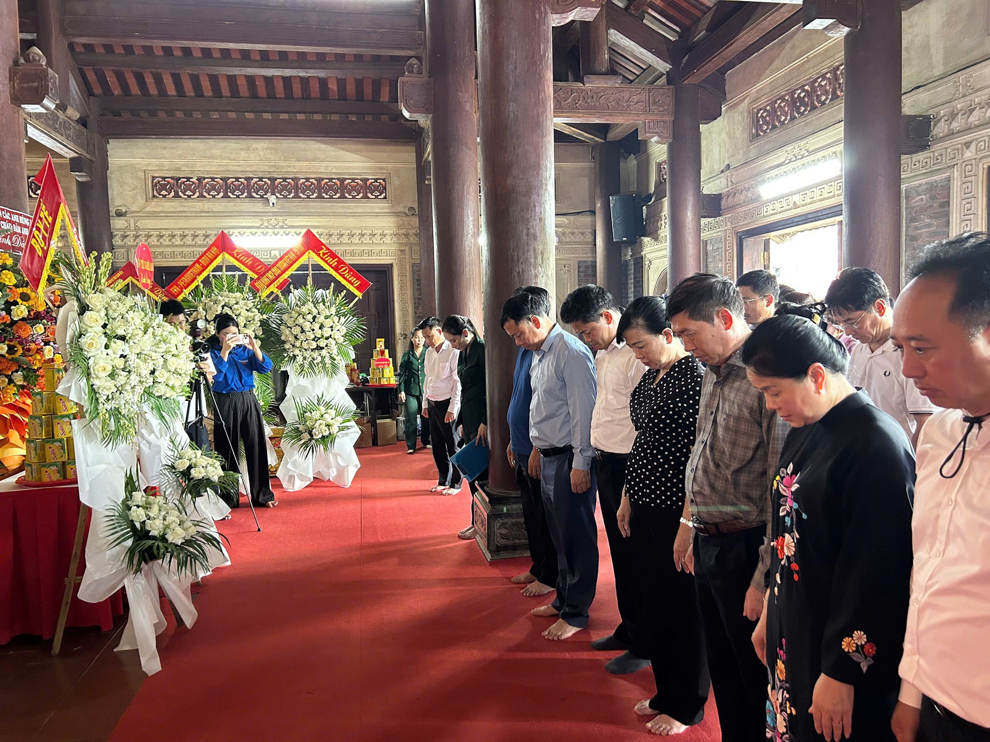 Bộ trưởng Đ&agrave;o Hồng Lan v&agrave; đo&agrave;n c&ocirc;ng t&aacute;c Bộ Y tế tri &acirc;n anh h&ugrave;ng, liệt sĩ, gia đ&igrave;nh ch&iacute;nh s&aacute;ch tại c&aacute;c tỉnh miền Trung- Ảnh 12.