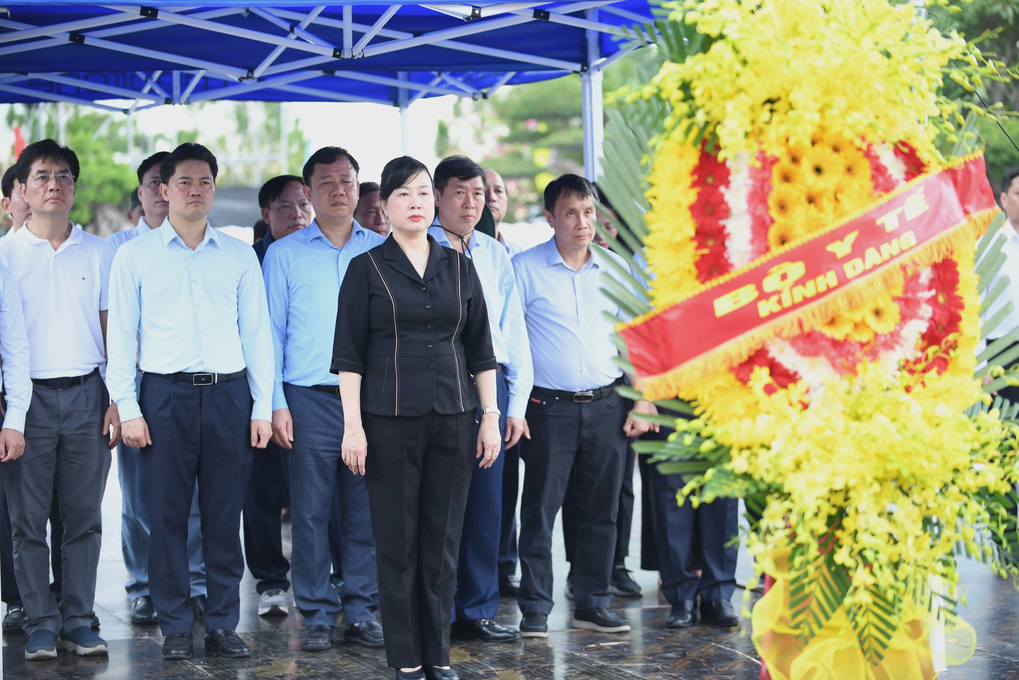 Bộ trưởng Đ&agrave;o Hồng Lan v&agrave; đo&agrave;n c&ocirc;ng t&aacute;c Bộ Y tế tri &acirc;n anh h&ugrave;ng, liệt sĩ, gia đ&igrave;nh ch&iacute;nh s&aacute;ch tại c&aacute;c tỉnh miền Trung- Ảnh 3.
