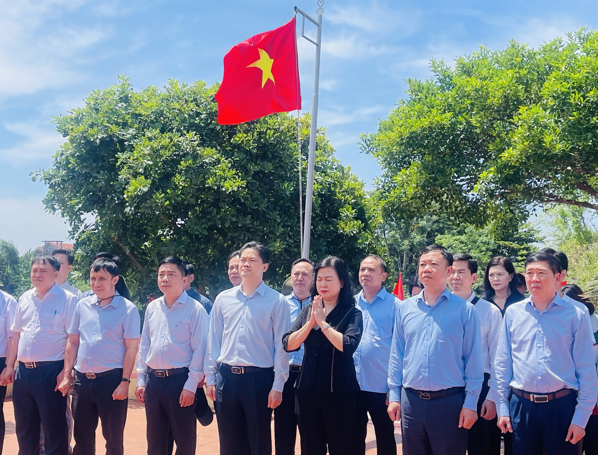 Bộ trưởng Đ&agrave;o Hồng Lan v&agrave; đo&agrave;n c&ocirc;ng t&aacute;c Bộ Y tế tri &acirc;n anh h&ugrave;ng, liệt sĩ, gia đ&igrave;nh ch&iacute;nh s&aacute;ch tại c&aacute;c tỉnh miền Trung- Ảnh 6.