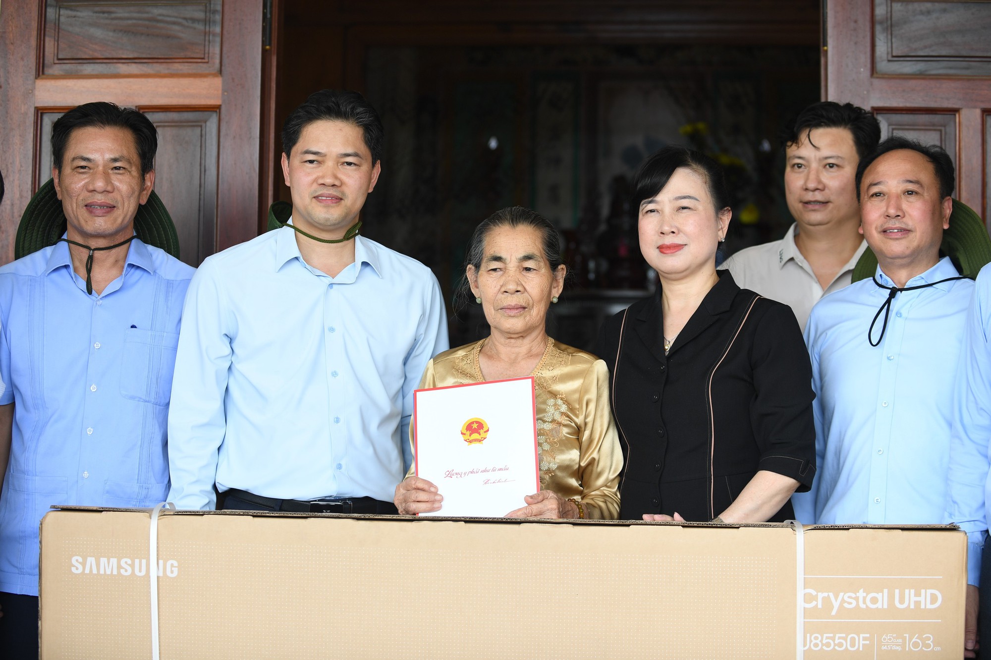 Bộ trưởng Đ&agrave;o Hồng Lan v&agrave; đo&agrave;n c&ocirc;ng t&aacute;c Bộ Y tế tri &acirc;n anh h&ugrave;ng, liệt sĩ, gia đ&igrave;nh ch&iacute;nh s&aacute;ch tại c&aacute;c tỉnh miền Trung- Ảnh 7.