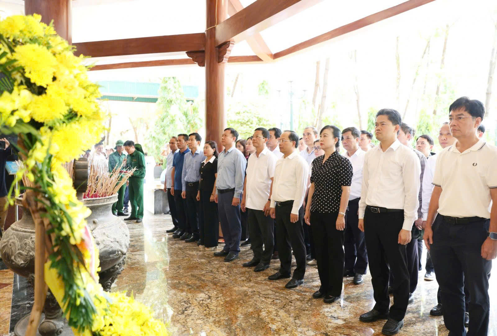 Bộ trưởng Đ&agrave;o Hồng Lan v&agrave; đo&agrave;n c&ocirc;ng t&aacute;c Bộ Y tế tri &acirc;n anh h&ugrave;ng, liệt sĩ, gia đ&igrave;nh ch&iacute;nh s&aacute;ch tại c&aacute;c tỉnh miền Trung- Ảnh 11.
