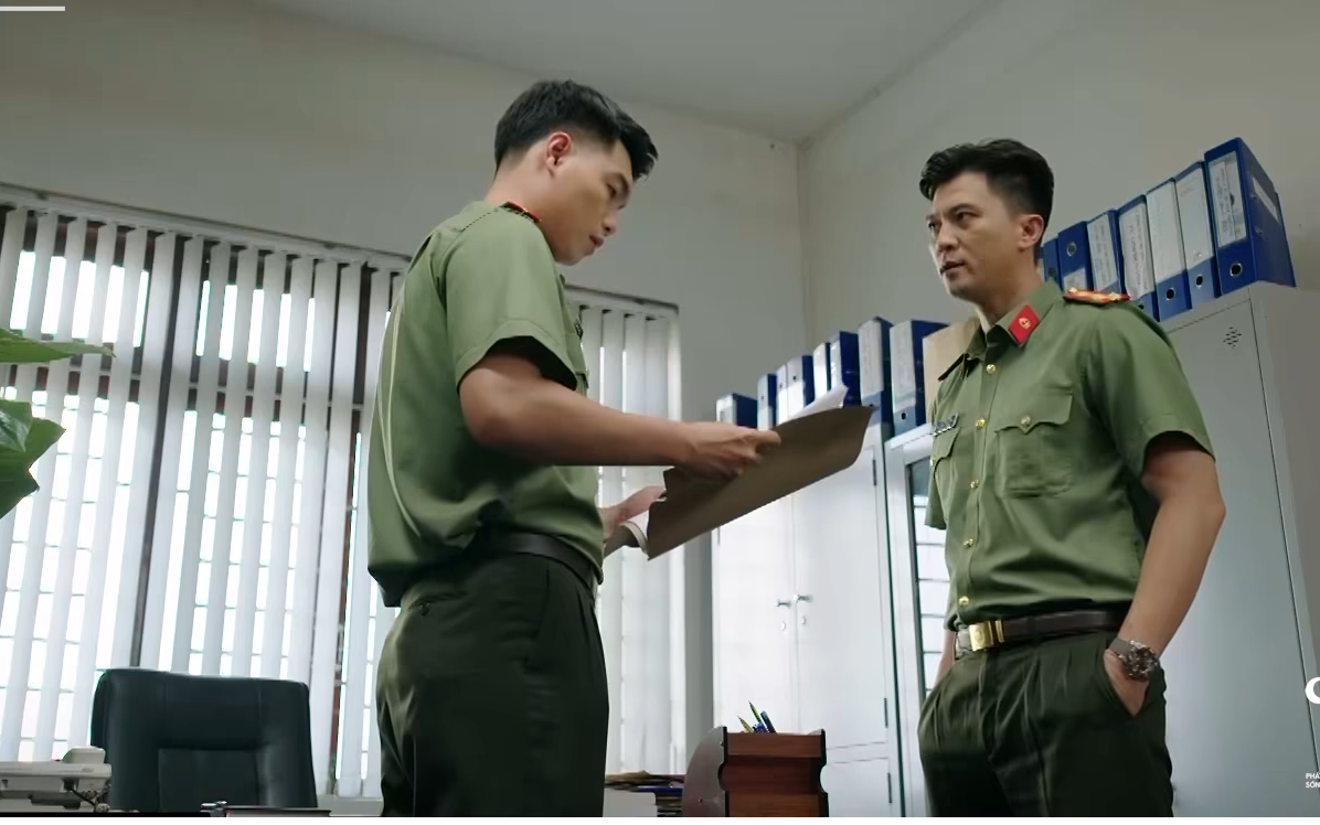 Trời cao nguy&ecirc;n xanh - Tập 15: Người d&acirc;n Tơ Rơi bị k&iacute;ch động, A Dũi bị &eacute;p xả s&uacute;ng v&agrave;o đồng b&agrave;o - Ảnh 11.