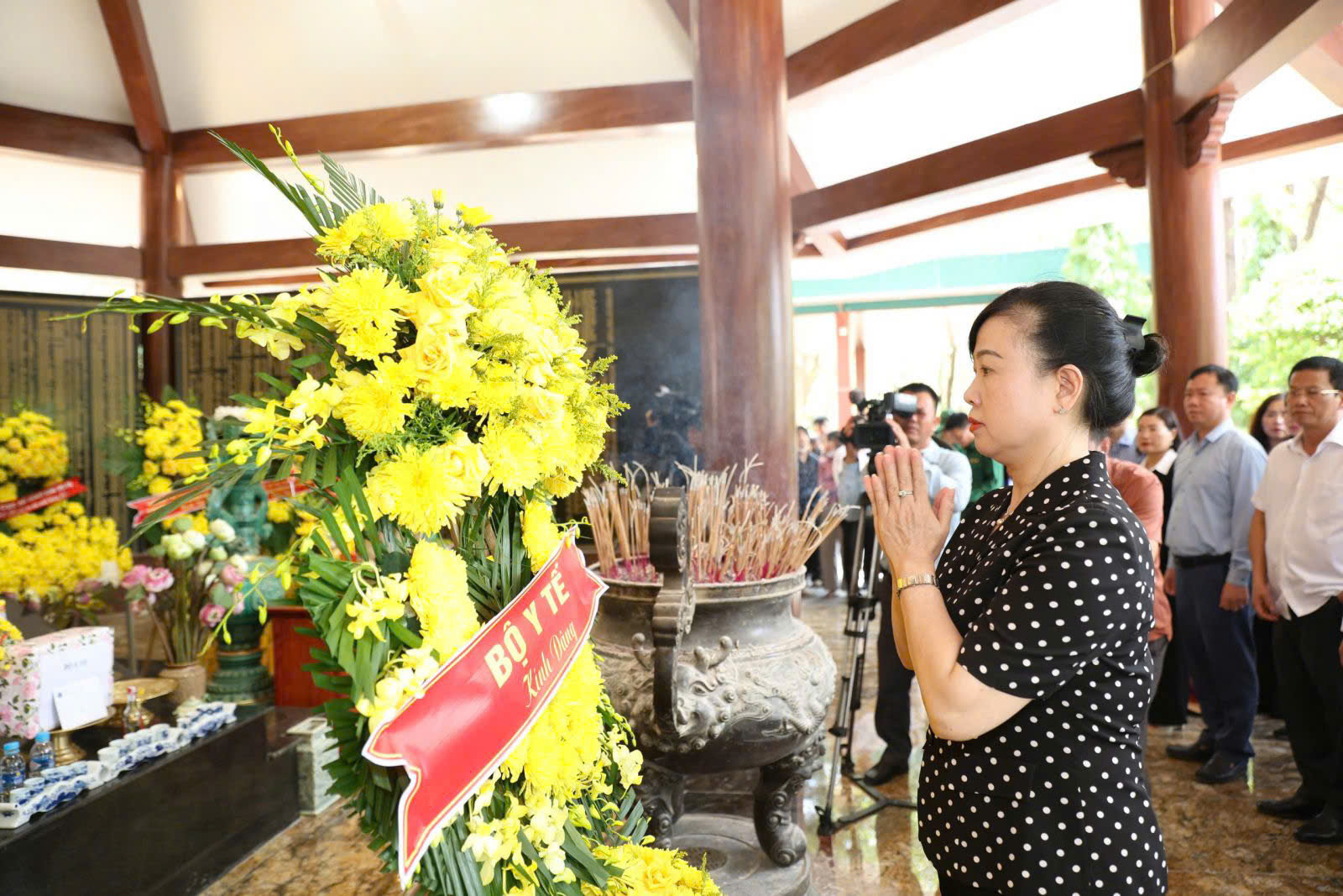 Bộ trưởng Đ&agrave;o Hồng Lan v&agrave; đo&agrave;n c&ocirc;ng t&aacute;c Bộ Y tế tri &acirc;n anh h&ugrave;ng, liệt sĩ, gia đ&igrave;nh ch&iacute;nh s&aacute;ch tại c&aacute;c tỉnh miền Trung- Ảnh 10.