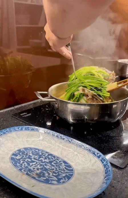 Mẹ ở H&agrave; Nội c&oacute; căn bếp l&uacute;c n&agrave;o cũng gọn như mới: Chỉ nhờ 3 nguy&ecirc;n tắc "giấu đồ", việc nấu nướng v&agrave; dọn dẹp nhẹ t&ecirc;nh- Ảnh 11.