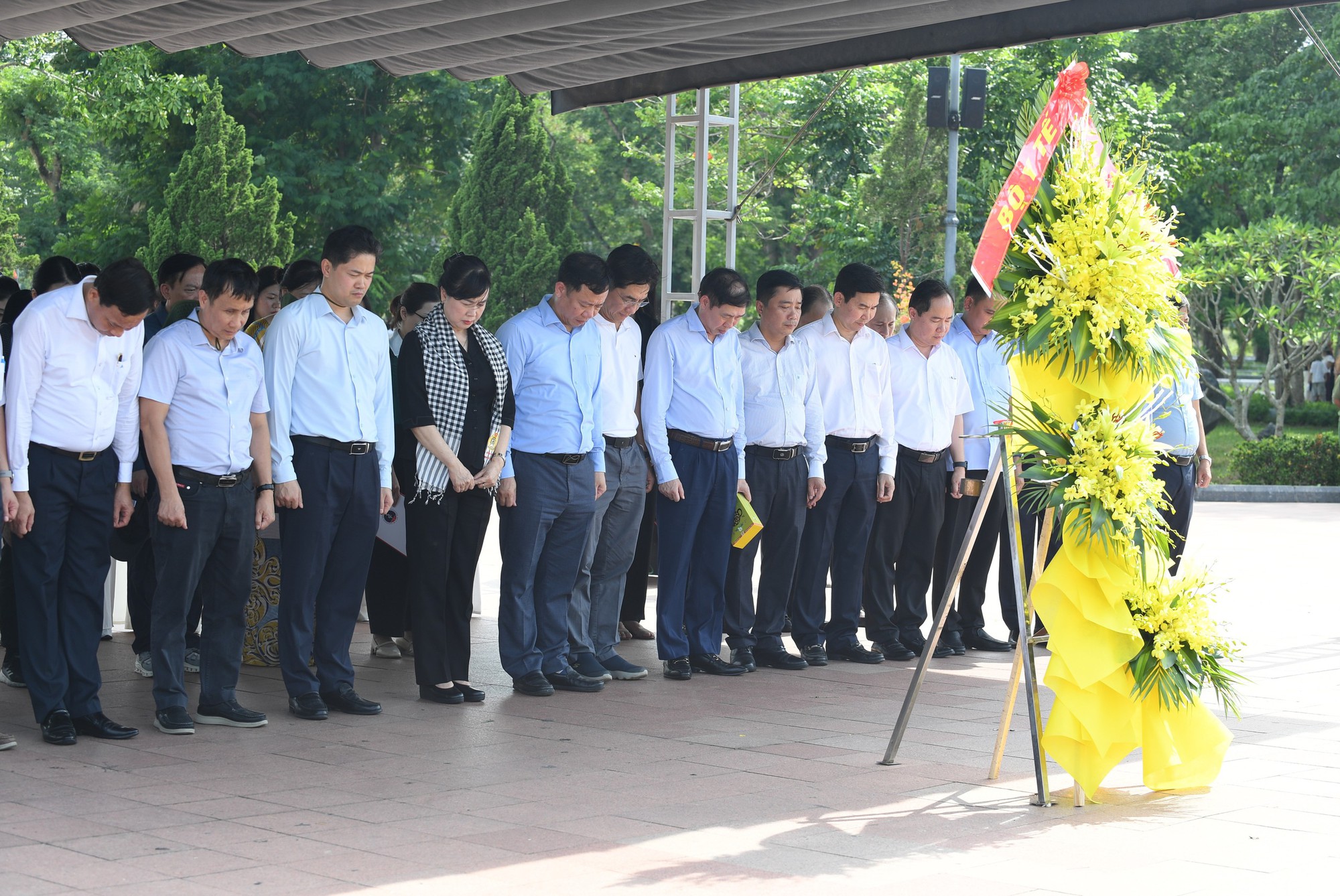 Bộ trưởng Đ&agrave;o Hồng Lan v&agrave; đo&agrave;n c&ocirc;ng t&aacute;c Bộ Y tế tri &acirc;n anh h&ugrave;ng, liệt sĩ, gia đ&igrave;nh ch&iacute;nh s&aacute;ch tại c&aacute;c tỉnh miền Trung- Ảnh 5.