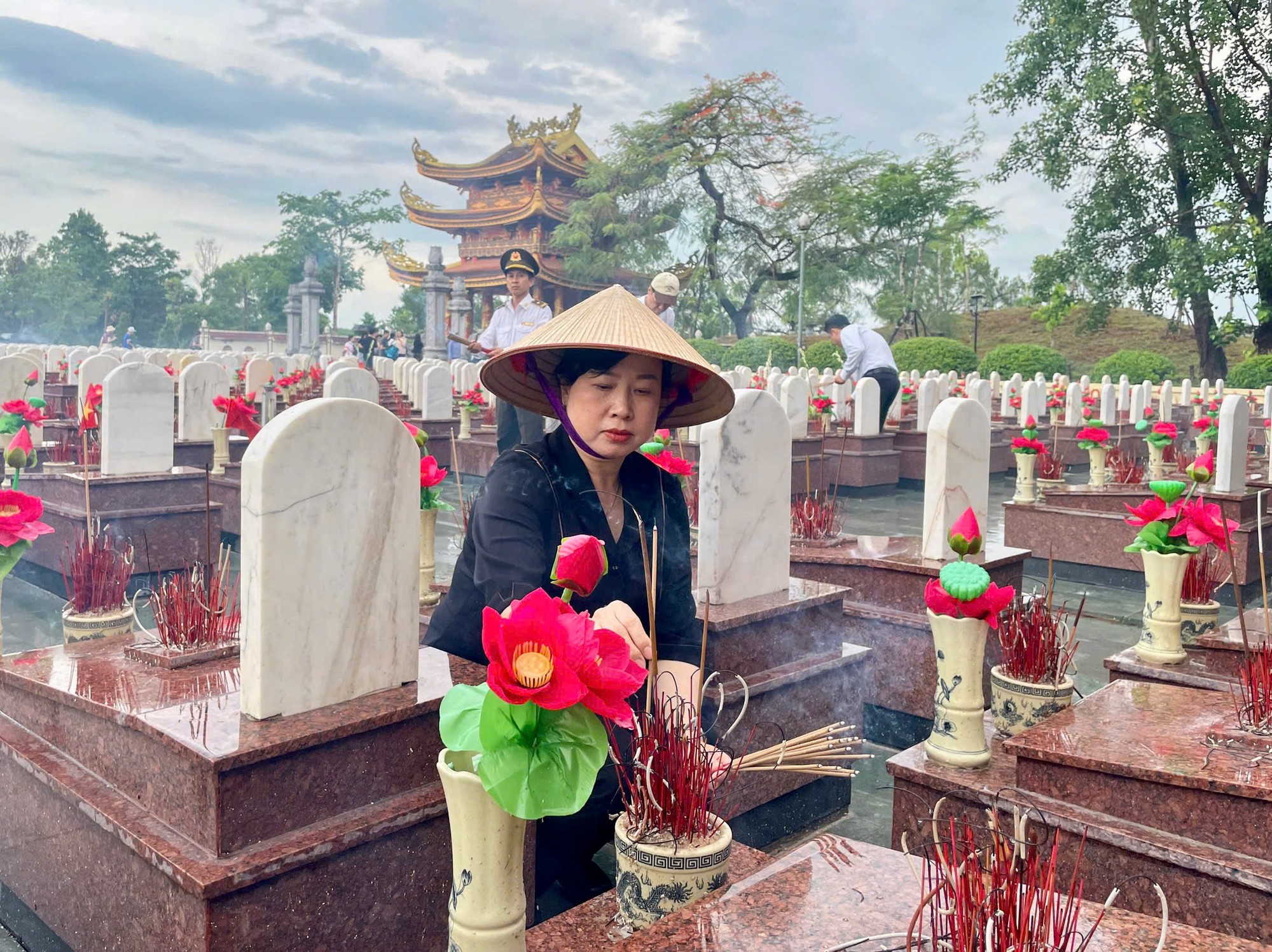 Bộ trưởng Đ&agrave;o Hồng Lan v&agrave; đo&agrave;n c&ocirc;ng t&aacute;c Bộ Y tế tri &acirc;n anh h&ugrave;ng, liệt sĩ, gia đ&igrave;nh ch&iacute;nh s&aacute;ch tại c&aacute;c tỉnh miền Trung- Ảnh 2.