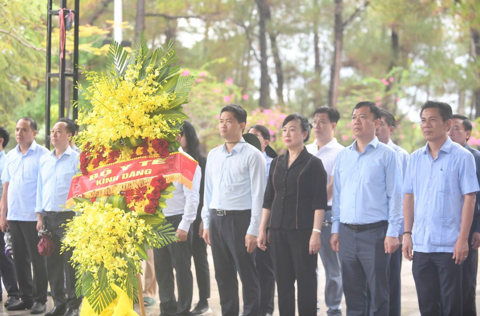 Bộ trưởng Đ&agrave;o Hồng Lan v&agrave; đo&agrave;n c&ocirc;ng t&aacute;c Bộ Y tế tri &acirc;n anh h&ugrave;ng, liệt sĩ, gia đ&igrave;nh ch&iacute;nh s&aacute;ch tại c&aacute;c tỉnh miền Trung- Ảnh 1.