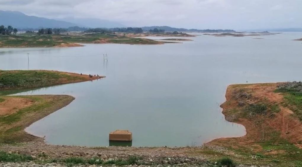 "Hiện tượng lạ" xuất hiện ở đập nước, người d&acirc;n &ugrave;n &ugrave;n k&eacute;o đến xem - Ảnh 1.