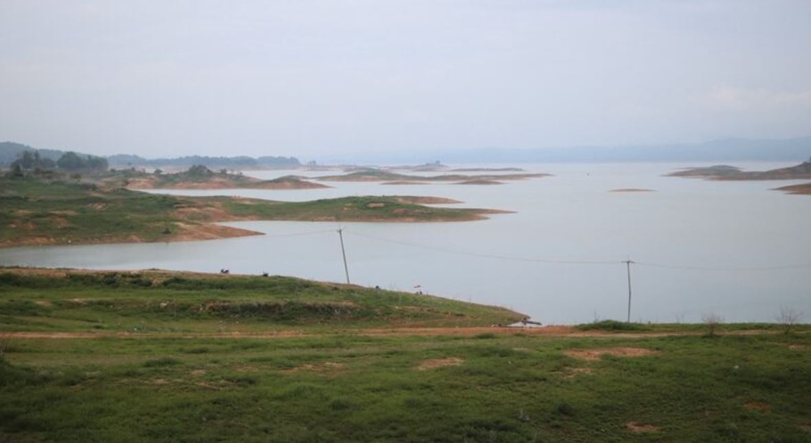 "Hiện tượng lạ" xuất hiện ở đập nước, người d&acirc;n &ugrave;n &ugrave;n k&eacute;o đến xem - Ảnh 3.