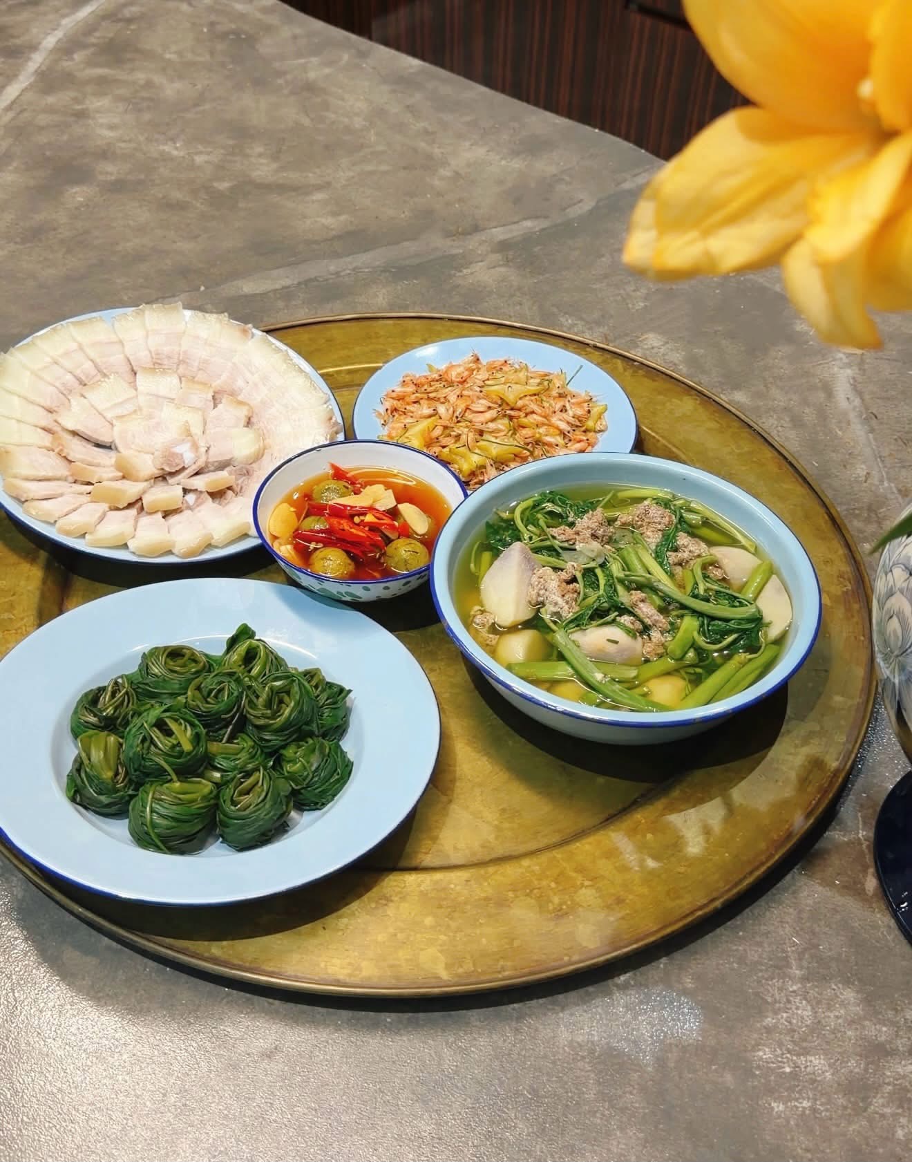 M&acirc;m cơm m&ugrave;a h&egrave; của Phương Oanh khiến chị em x&ocirc;n xao với m&oacute;n rau muống luộc - Ảnh 2.