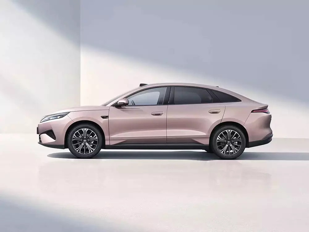 Sedan cao cấp giá 402 triệu đồng và công nghệ sạc siêu tốc tại Việt Nam 2026 - Ảnh 4.