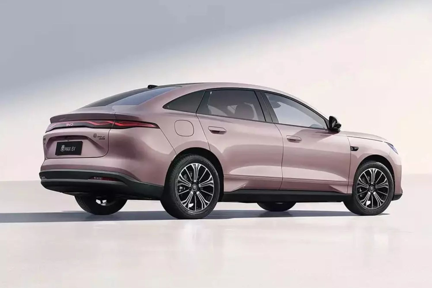 Sedan cao cấp giá 402 triệu đồng và công nghệ sạc siêu tốc tại Việt Nam 2026 - Ảnh 3.