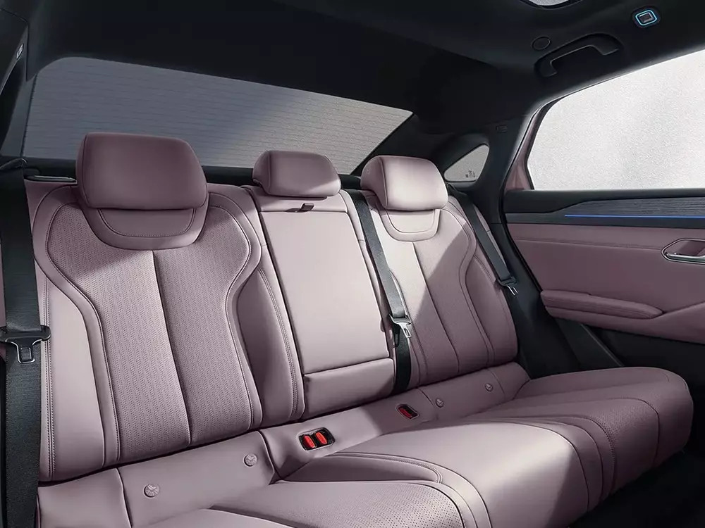 Sedan cao cấp giá 402 triệu đồng và công nghệ sạc siêu tốc tại Việt Nam 2026 - Ảnh 6.
