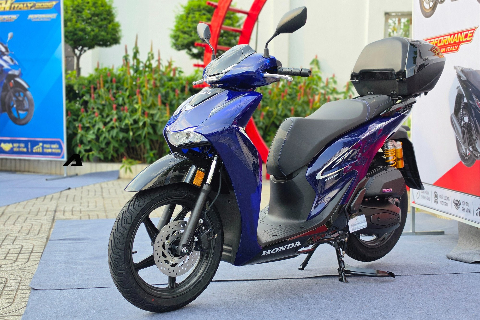 Gi&aacute; Honda SH 150i Vetro 2 - in - 1 Edition l&ecirc;n tới 250 triệu đồng tại Việt Nam - Ảnh 2.