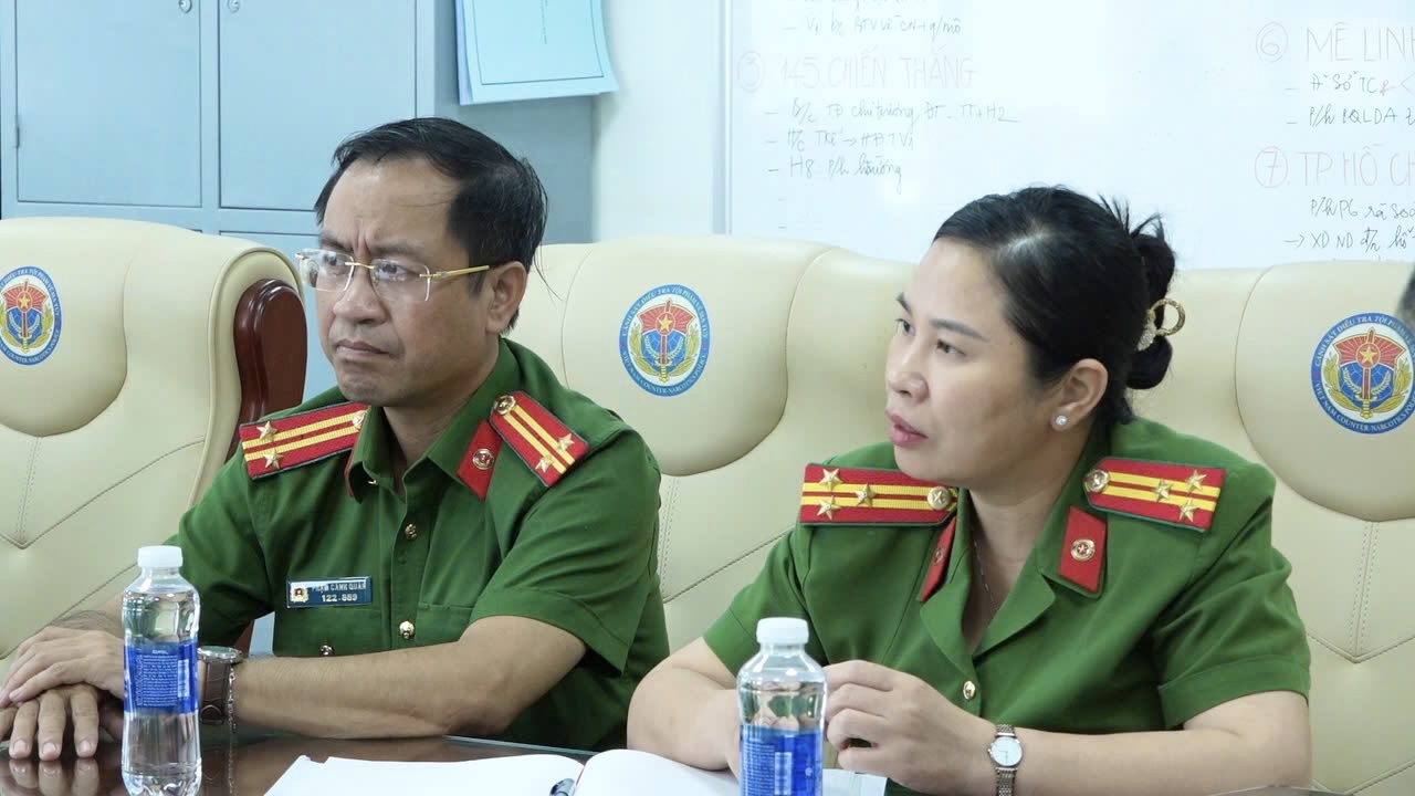 Phim 'Lửa trắng' c&oacute; lộ nghiệp vụ khi x&acirc;y dựng nh&acirc;n vật l&agrave;m 'nội gi&aacute;n' trong tổ chức ma t&uacute;y?   - Ảnh 4.