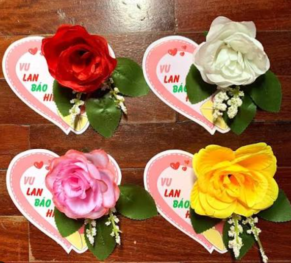 Giải mã nguồn gốc bông hồng cài áo và ý nghĩa hoa đỏ, trắng, vàng ngày Vu Lan - Ảnh 1.