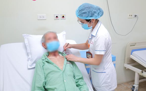 Người đ&agrave;n &ocirc;ng 50 tuổi từ Mỹ về Việt Nam kh&aacute;m, bất ngờ ph&aacute;t hiện ung thư thanh quản từ kh&agrave;n tiếng k&eacute;o d&agrave;i - Ảnh 2.