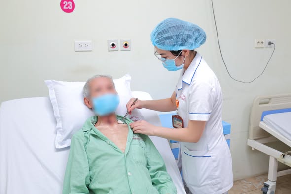 Người đ&agrave;n &ocirc;ng 75 tuổi ung thư thanh quản, khối u che gần k&iacute;n đường thở được cứu nhờ cuộc phẫu thuật đặc biệt - Ảnh 1.